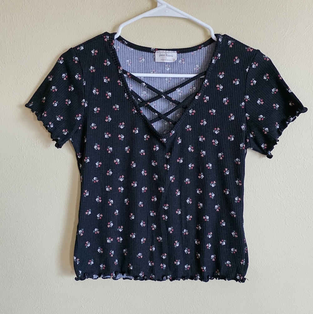 Free Kisses Black Floral Crisscross V-Neck Ribbed Short Sleeve Tee Large